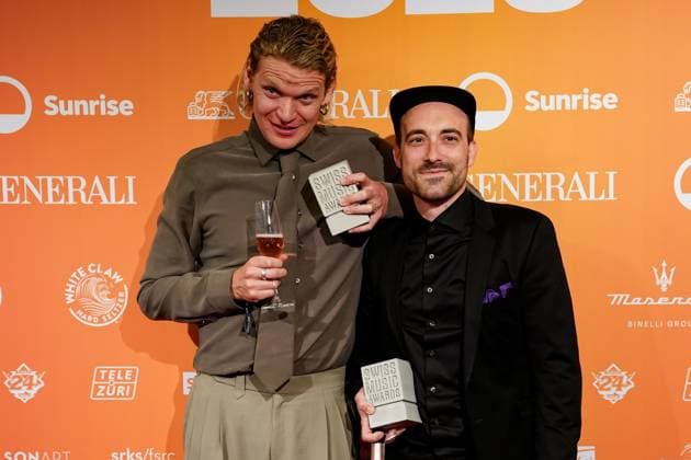 Zurich, Switzerland, May 28th 2025: Dabu Fantastic pose with their trophy after winning Best Live Act during the Swiss Music Awards 2025 at Hallenstadion in Zurich, Switzerland. (Daniela Porcelli SPP) Copyright: xDanielaxPorcellix xSPPx spp-en-DaPoSp-20250528-DP105779
