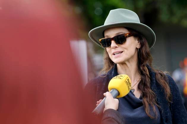 Entertainment Themen der Woche KW22 Entertainment Bilder des Tages Schauspielerin Sarah Wayne Callies (The Walking Dead, Prison Break) besucht den FC Jawanan Bonn auf dem Sportplatz in Bonn-Dransdorf. Bonn, 28.05.2025 NRW Deutschland *** Actress Sarah Wayne Callies The Walking Dead, Prison Break visits FC Jawanan Bonn on the sports field in Bonn Dransdorf Bonn, 28 05 2025 NRW Germany Copyright: xChristophxHardtx