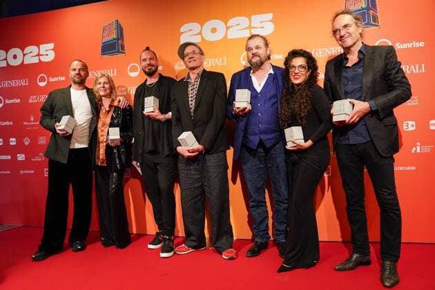 Zurich, Switzerland, May 28th 2025: Swiss band Patent Ochsner with their trophy after winning Best group during the Swiss Music Awards 2025 at Hallenstadion in Zurich, Switzerland. (Daniela Porcelli SPP) Copyright: xDanielaxPorcellix xSPPx spp-en-DaPoSp-20250528-DP105858