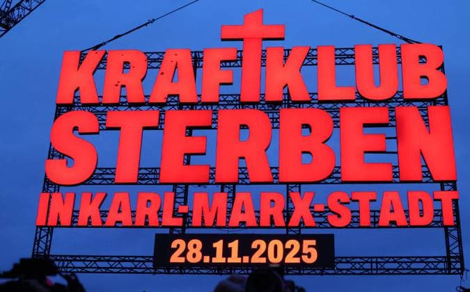 Entertainment Themen der Woche KW22 Entertainment Bilder des Tages Kraftklub konzert 28.05.2025, Chemnitz, Schauspielhaus, Am Mittwochabend 21:15 war es endlich soweit. Kraftklub sind wieder da. Tausende Chemnitzer feierten die chemnitzer Band. Chemnitz Sachsen Deutschland *** Kraftklub concert 28 05 2025, Chemnitz, Schauspielhaus, On Wednesday evening 21 15 the time had finally come Kraftklub are back Thousands of Chemnitz residents celebrated the Chemnitz band Chemnitz Saxony Germany