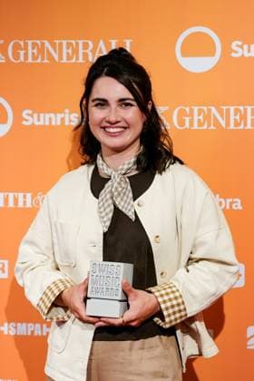 Zurich, Switzerland, May 28th 2025: Swiss musician Linda Elys pose with her winning trophy during the Swiss Music Awards 2025 at Hallenstadion in Zurich, Switzerland. (Daniela Porcelli SPP) Copyright: xDanielaxPorcellix xSPPx spp-en-DaPoSp-20250528-DP106287-2