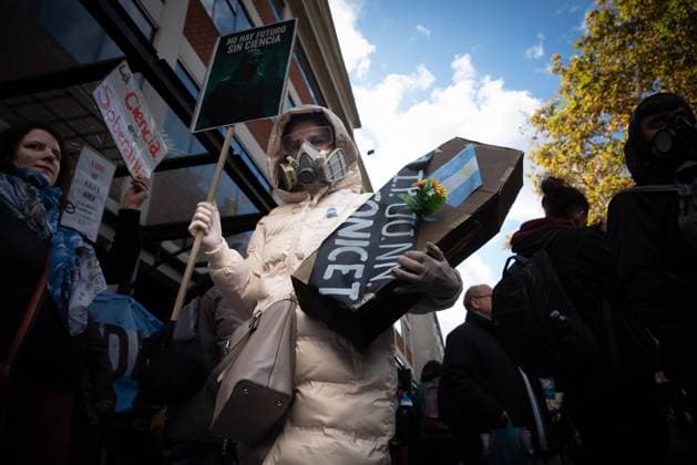 News Themen der Woche KW22 News Bilder des Tages May 28, 2025, Ciudad Autonoma De Buenos Aires, Buenos Aires, Argentina: Scientists and researchers march to the headquarters of the Argentine Scientific and Technological Pole to protest the budget cuts imposed by JAVIER MILEI government. Ciudad Autonoma De Buenos Aires Argentina - ZUMAb278 20250528_zip_b278_003 Copyright: xPabloxBovex
