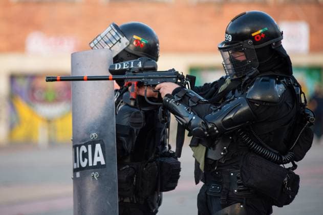 News Themen der Woche KW22 News Bilder des Tages May 28, 2025, Bogota, Cundinamarca, Colombia: Demonstrators clash with Colombia s riot police during protests backing Colombian president Petro s labor reform proposal, in Bogota, May 28, 2025. Bogota Colombia - ZUMAvp1_ 20250528_zia_vp1_005 Copyright: xSebastianxBarrosx