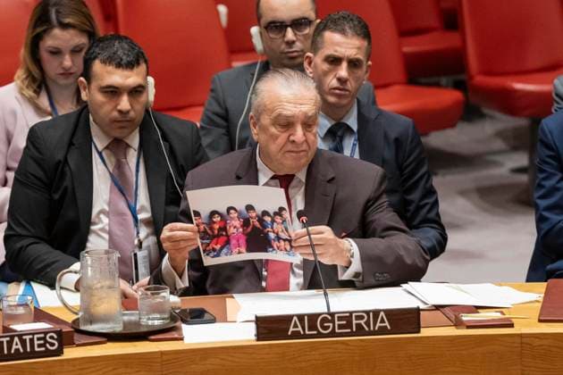 News Themen der Woche KW22 Bilder des Jahres 2025, News 05 Mai News Bilder des Tages May 28, 2025, New York, New York, USA: Ambassador Amar Bendjama of Algeria holds photo of doctor s children killed by bombing Gaza by Israel while speaking during Security Council meeting at UN Headquarters in New York on May 28, 2025 New York USA - ZUMAr339 20250528_znp_r339_028 Copyright: xLevxRadinx