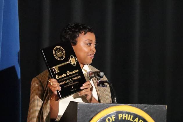 Entertainment Themen der Woche KW22 Entertainment Bilder des Tages Actress quinta honored at the Blooming Futures Mural Dedication at the Andrew Hamilton School in Phiuladelphia Actress Quinta Brunson of Abbott Elementary Participated in the Blooming Futures Mural ceremony which took place at the Andrew Hamilton School In Philadelphia on 05 28 2025., Credit:William T. Wade Jr photographer Avalon usa, PA, Philadelphia, andrew Hamilton School  Copyright: xWilliamxT.xWadexJr photographerx xAvalonx 1004343926