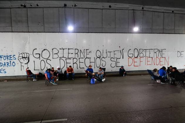National Coordination of Education Workers Demonstration Graffiti is seen during a protest of Teachers of the National Coordination of Education Workers (CNTE) blocking circuito interior Avenue awaiting a resolution to the dialogue they are holding at the Ministry of the Interior. on May 28, 2025 in Mexico City, Mexico. Mexico City CDMX Mexico Copyright: xCarlosxSantiagox