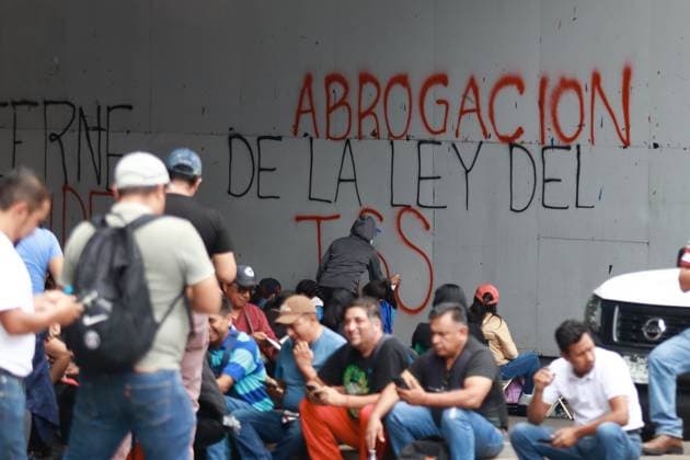 National Coordination of Education Workers Demonstration Graffiti against ISSTE Law is seen during a protest of Teachers of the National Coordination of Education Workers (CNTE) blocking circuito interior Avenue awaiting a resolution to the dialogue they are holding at the Ministry of the Interior. on May 28, 2025 in Mexico City, Mexico. Mexico City CDMX Mexico Copyright: xCarlosxSantiagox