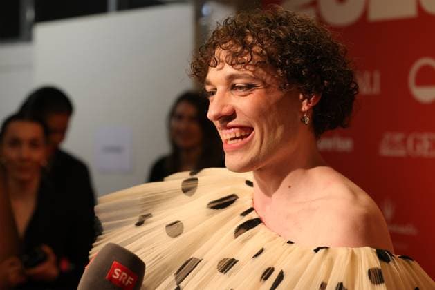 Nemo - 18. Swiss Music Awards 2025 Nemo, Gewinner des Betonklotzes in den Kategorien Best Solo Act und Best Hit, gibt dem Schweizer Fernsehen SRF ein Interview. Verleihung der 18. Swiss Music Awards am 28.05.2025 im Hallenstadion Zürich. Kanton Zürich, Schweiz.