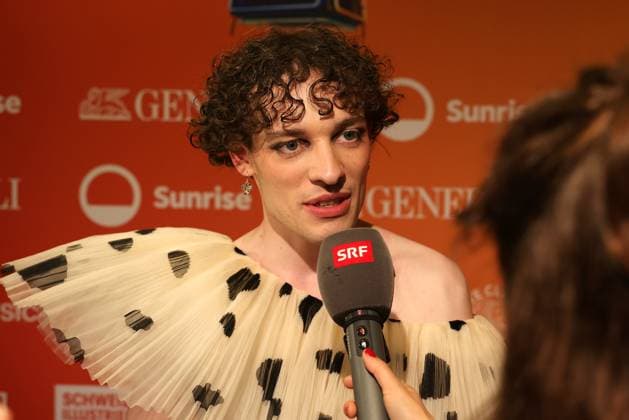 Nemo - 18. Swiss Music Awards 2025 Nemo, Gewinner des Betonklotzes in den Kategorien Best Solo Act und Best Hit, gibt dem Schweizer Fernsehen SRF ein Interview. Verleihung der 18. Swiss Music Awards am 28.05.2025 im Hallenstadion Zürich. Kanton Zürich, Schweiz.