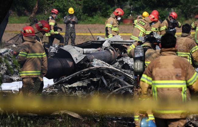News Themen der Woche KW22 News Bilder des Tages (250529) -- POHANG, May 29, 2025 -- Rescuers work at the site of a military plane crash in Pohang, South Korea, May 29, 2025. All four crew members were killed in South Korea s military plane crash, local newspaper Chosun Ilbo said Thursday. The P-3 maritime patrol aircraft with four crew members aboard took off from a military base in the southeastern city of Pohang for training at about 1:43 p.m. local time (0443 GMT), according to the defense ministry. The patrol plane crashed into a hill near the base around 1:49 p.m. local time (0449 GMT) and no civilian casualties had yet to be identified, the ministry noted. () (SpotNews)SOUTH KOREA-POHANG-MILITARY PLANE-CRASH NEWSISxviaxXinhua 