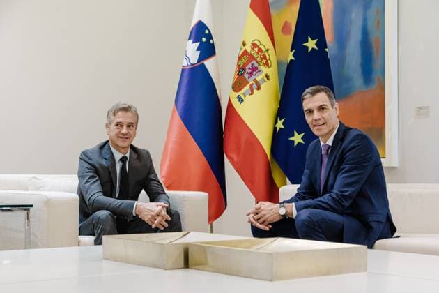 News Themen der Woche KW22 Sánchez receives the Prime Minister of the Republic of Slovenia, Robert Golob The President of the Government, Pedro Sánchez d , receives the Prime Minister of the Republic of Slovenia, Robert Golob i , at the Moncloa Palace, on May 29, in Madrid Spain This meeting ratifies their alliance in favor of a ceasefire in Gaza and facilitating the entry of humanitarian aid into the Strip Both leaders seek to advance the two-state solution, Israel and Palestine, as the only way to peace in the Middle East This meeting coincides with the first anniversary of the recognition of Palestine as a state by Spain and shortly after by Slovenia The two governments are working together in the European Union to pressure Israel to stop its attacks in Gaza They  Copyright: xCarlosxLujanx 6758235