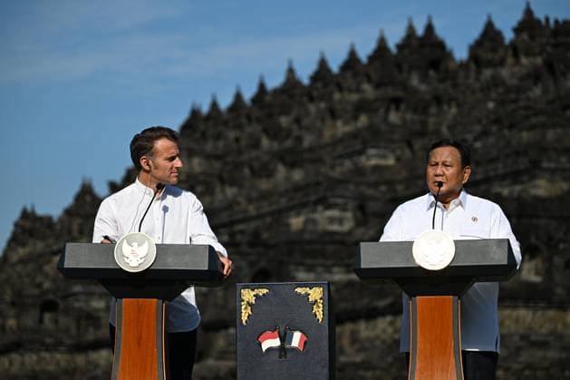 News Themen der Woche KW22 News Bilder des Tages French President Emmanuel Macron and his Indonesian counterpart Prabowo Subianto give a press conference at the Borobudur temple in Magelang Indonesia French President Emmanuel Macron and his Indonesian counterpart Prabowo Subianto give a press conference at the Borobudur temple in Magelang Indonesia , May 29, 2025 The Borobudur temple is the worlds largest Buddhist monument and a UNESCO World Heritage Site The French presidential couple will then head to Singapore to complete their official trip to Asia, les 29 et 30 mai 2025 Jeanne Accorsini pool Bestimage French President Emmanuel Macron and his Indonesian counterpart Prabowo Subianto hold a press conference at Borobudur Temple in Magelang, Indonesia, on May 29, 2025 Borobudur Temple is  Copyright: xJeannexAccorsini Pool BestimagexJeannexAccorsini Pool Bestimagex