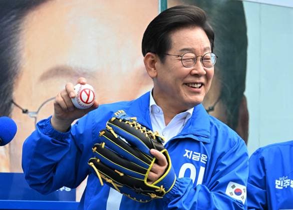 News Themen der Woche KW22 News Bilder des Tages Wahlen in S?dkorea, Wahlkampf von Pr?sidentschaftskandidat Lee Jae-myung in Seoul Democratic Party?s presidential election candidate Lee Jae-myung campaign in South Korea South Korea?s Democratic Party?s presidential candidate Lee Jae-myung (C) attends his campaign event in Seoul, South Korea, May 29, 2025. South Korea will hold its presidential election on 03 June 2025. Seoul Korea, Republic Of Copyright: xMatrixxImages KwakxKyung-keunx 