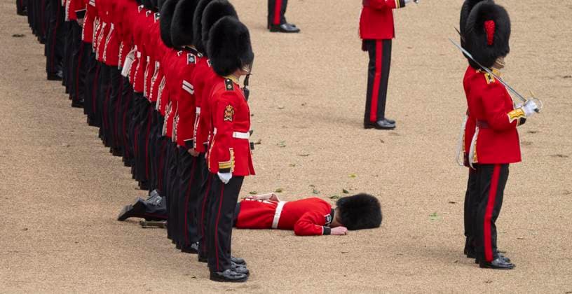 News Themen der Woche KW22 News Bilder des Tages Großbritannien, Vorbereitungen für Militärparade Trooping the Colour in London The Brigade Major™s Review for The King™s Birthday Parade in London, UK, on 29th May, 2025 Horse Guards Parade, London, UK. 29th May, 2025. The Brigade Major™s Review. More than 1000 soldiers and almost 200 horses from the Household Division parade for inspection by the Brigade Major of the Household Division, Charles Foinette. Image: Several Guards succumb to heatstroke during the rehearsal taking place on a warm, sunny cloudy day and receive first aid., Credit:MALCOLM PARK Avalon  Copyright: xMALCOLMxPARKx xAvalonx 1004777901