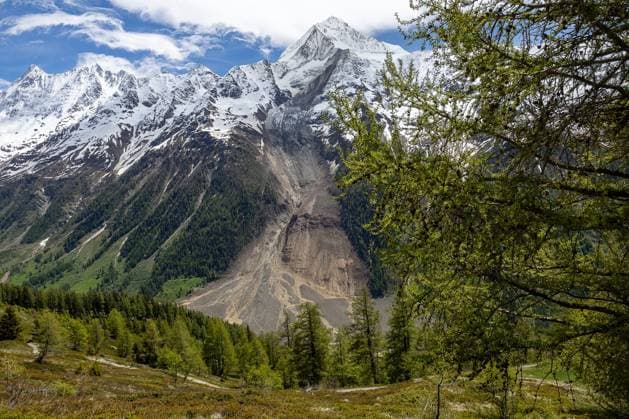 Bilder des Jahres 2025, News 05 Mai News Bilder des Tages Schweiz, Blatten im Lötschental nach Felssturz CATASTROPHE BLATTEN PHOTOPQR LE DAUPHINE Tom Pham Van Suu 29 05 2025 A Blatten Confédération Helvétique , le 29 mai 2025 On May 28, 2025, a collapsing glacier buried the village of Blatten, with its 300 inhabitants, in the Lötschental Three million cubic meters of ice and rubble completely destroyed the village, The precise causes of the disaster are still unknown, but political and security officials insist that it is the result of climate change. Photo Tom Pham Van Suu Le Dauphiné Libéré Blatten, one day after a massive avalanche, triggered by the collapse of the Birch Glacier, shows the lake forming against the mass of mud covering the village of Blatten, Switzerland, 29 May 2025 One person went missing, and numerous houses were destroy  Copyright: xPHOTOPQR LExDAUPHINE MAXPPPxTomxPhamxVanxSuux 20250529JDL4107 20250529JDL4107