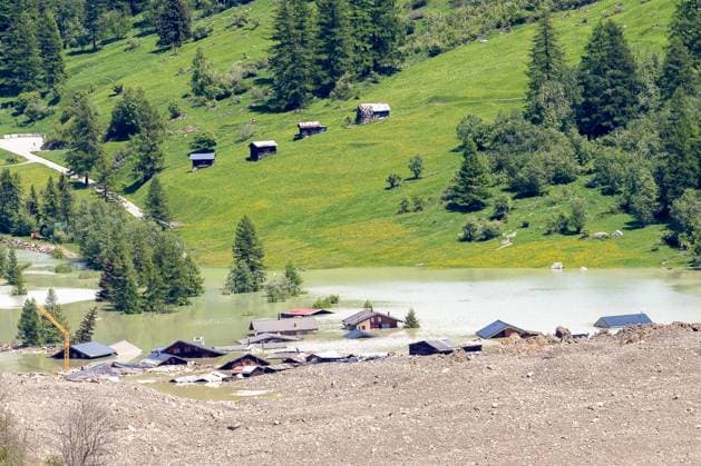 Bilder des Jahres 2025, News 05 Mai News Bilder des Tages Schweiz, Blatten im Lötschental nach Felssturz CATASTROPHE BLATTEN PHOTOPQR LE DAUPHINE Tom Pham Van Suu 29 05 2025 A Blatten Confédération Helvétique , le 29 mai 2025 On May 28, 2025, a collapsing glacier buried the village of Blatten, with its 300 inhabitants, in the Lötschental Three million cubic meters of ice and rubble completely destroyed the village, The precise causes of the disaster are still unknown, but political and security officials insist that it is the result of climate change. Photo Tom Pham Van Suu Le Dauphiné Libéré Blatten, one day after a massive avalanche, triggered by the collapse of the Birch Glacier, shows the lake forming against the mass of mud covering the village of Blatten, Switzerland, 29 May 2025 One person went missing, and numerous houses were destroy  Copyright: xPHOTOPQR LExDAUPHINE MAXPPPxTomxPhamxVanxSuux 20250529JDL4121 20250529JDL4121
