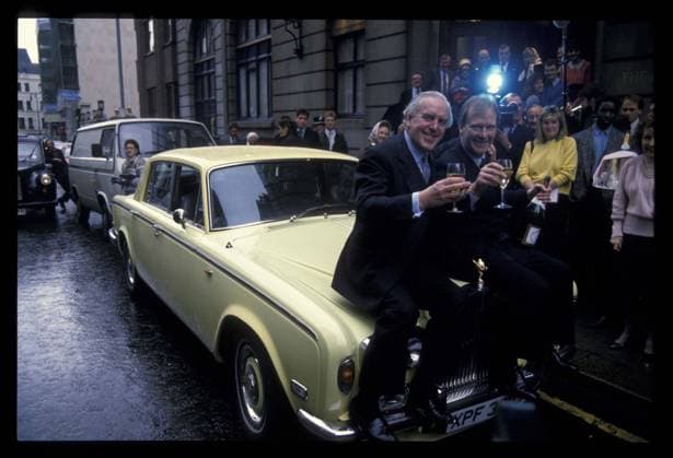 Archivbilder der Woche KW22 RECORD DATE NOT STATED GEORGE COLE & DENNIS WATERMAN Ref:026 car, drinks, fans London Great Britain Copyright: xPhilxLoftus CapitalxPicturesx