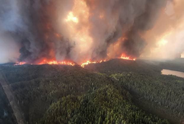 Bilder des Jahres 2025, News 05 Mai (250529) -- MANITOBA, May 29, 2025 -- An aerial drone photo taken on May 27, 2025 shows a wildfire near Sherridon, Manitoba, Canada. Manitoba, one of Canada s three Prairie Provinces, declared on Wednesday a state of emergency due to extreme wildfire conditions and threats. ( Handout via Xinhua) CANADA-MANITOBA-WILDFIRE ManitobaxGovernment 