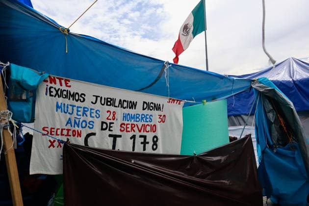 Mexiko, Lehrerstreik in Mexiko-Stadt Teachers Continue the Sit-In Waiting for a Resolution to Their Demands Teachers of the National Coordination of Education Workers (CNTE), continue their sit-in on tends blocking the main accesses to enter the main square Zocalo, after 14 days without reaching an agreement with the Mexican government. on May 29, 2025 in Mexico City, Mexico. (Photo by Carlos Santiago Eyepix Group) Copyright: xCarlosxSantiago xEyepixxGroupx CS_29052025_156574
