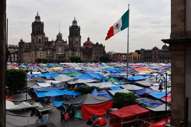 News Bilder des Tages Mexiko, Lehrerstreik in Mexiko-Stadt Teachers Continue the Sit-In Waiting for a Resolution to Their Demands Teachers of the National Coordination of Education Workers (CNTE), continue their sit-in on tends blocking the main accesses to enter the main square Zocalo, after 14 days without reaching an agreement with the Mexican government. on May 29, 2025 in Mexico City, Mexico. (Photo by Carlos Santiago Eyepix Group) Copyright: xCarlosxSantiago xEyepixxGroupx CS_29052025_156581