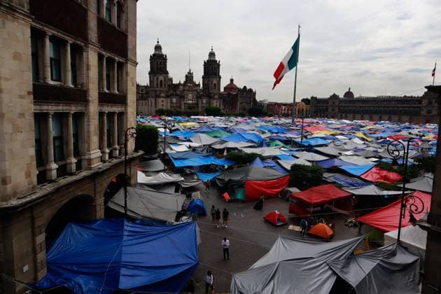 Mexiko, Lehrerstreik in Mexiko-Stadt Teachers of the National Coordination of Education Workers (CNTE), continue their sit-in on tends blocking the main accesses to enter the main square Zocalo, after 14 days without reaching an agreement with the Mexican government. on May 29, 2025 in Mexico City, Mexico. Mexico City Mexico - ZUMAe321 20250529_zia_e321_006 Copyright: xCarlosxSantiagox