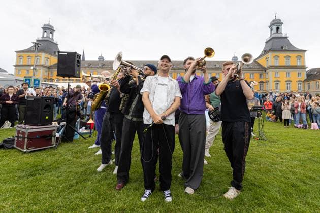 Entertainment Themen der Woche KW22 Entertainment Bilder des Tages Randälchen mit Querbeat in Bonn 29.05.2025 Geheime Location 2: Hofgartenwiese vor der Universität Bonn - Die Köln Bonner Brasspop Band rund um den Sänger Jojo BERGER geben an zuvor 4 geheimen Orten Soundsystem Pop Up Live Konzerte. bei freiem Eintritt. Die Locations wurden wenige Stunden vorher erst bekannt gegeben. Bonn Innenstadt Nordrhein-Westfalen Deutschland *** Randälchen with Querbeat in Bonn 29 05 2025 Secret location 2 Hofgartenwiese in front of the University of Bonn The Cologne Bonn Brasspop band around the singer Jojo BERGER give live concerts at previously 4 secret locations Soundsystem Pop Up with free admission The locations were only announced a few hours before Bonn city center North Rhine-Westphalia Germany Copyright: xBonn.digitalx xMarcxJohnx