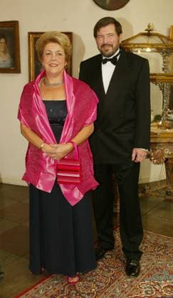 Dänische Königin Mary trauert um ihren Vater John Dalgleish Donaldson, Archivbilder #2 Gala Dinner held by Governor General of Australia Michael Jefferey at Fredensborg Store Kro JOHN DONALDSON & SUSAN MOODIE Attending Gala Dinner held by Governor General of Australia Michael Jefferey at Fredensborg Store Kro for the occasion of the forthcoming wedding of HRH Crown Prince Frederik and Mary Elizabeth Donaldson. Fredensborg, Copenhagen, Denmark 8th May 2004 full length full-length Photo: Klaus Moeller Fredensborg Denmark Copyright: xcolourpress KlausxMoellerx Capitx