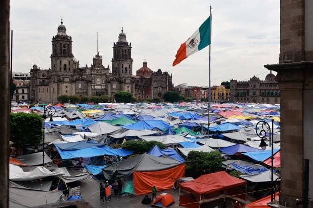 Bilder des Jahres 2025, News 05 Mai Teachers Continue the Sit-In Waiting for a Resolution to Their Demands Teachers of the National Coordination of Education Workers (CNTE), continue their sit-in on tends blocking the main accesses to enter the main square Zocalo, after 14 days without reaching an agreement with the Mexican government. on May 29, 2025 in Mexico City, Mexico. Mexico City CDMX Mexico Copyright: xCarlosxSantiagox