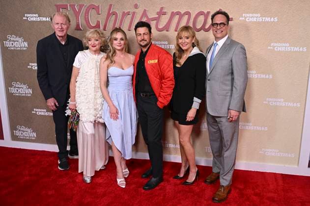 Entertainment Themen der Woche KW22 Entertainment Bilder des Tages Ed Begley Jr., Christine Ebersole, Hunter King, Tyler Hynes, Megyn Price und Diedrich Bader bei der Präsentation des Hallmark-Weihnachtsfilms Holiday Touchdown: A Chiefs Love Story und der Reality-TV-Serie Finding Mr. Christmas im W Hotel Hollywood. Los Angeles, 29.05.2025 *** Ed Begley Jr , Christine Ebersole, Hunter King, Tyler Hynes, Megyn Price and Diedrich Bader at the presentation of the Hallmark Christmas movie Holiday Touchdown A Chiefs Love Story and the reality TV series Finding Mr Christmas at the W Hotel Hollywood Los Angeles, 29 05 2025 Foto:xD.xStarbuckx xFuturexImagex hallmark_5511