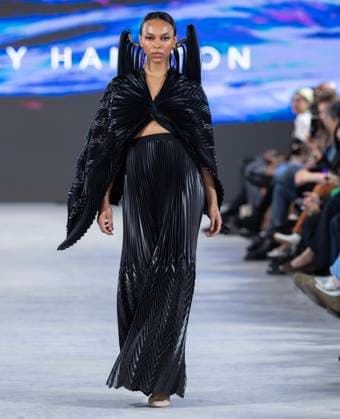 (250530) -- TORONTO, May 30, 2025 -- A model presents a creation at the 2025 Fashion Art Toronto s Fashion Week Spring Summer in Toronto, Canada, on May 29, 2025. Featuring collections from over 40 Canadian designers, the annual fashion show kicked off here on Thursday. (Photo by Xinhua) CANADA-TORONTO-FASHION ART SHOW ZouxZheng 