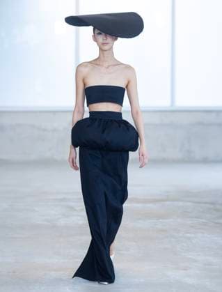 (250530) -- TORONTO, May 30, 2025 -- A model presents a creation at the 2025 Fashion Art Toronto s Fashion Week Spring Summer in Toronto, Canada, on May 29, 2025. Featuring collections from over 40 Canadian designers, the annual fashion show kicked off here on Thursday. (Photo by Xinhua) CANADA-TORONTO-FASHION ART SHOW ZouxZheng 