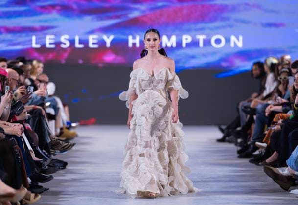 (250530) -- TORONTO, May 30, 2025 -- A model presents a creation at the 2025 Fashion Art Toronto s Fashion Week Spring Summer in Toronto, Canada, on May 29, 2025. Featuring collections from over 40 Canadian designers, the annual fashion show kicked off here on Thursday. (Photo by Xinhua) CANADA-TORONTO-FASHION ART SHOW ZouxZheng 