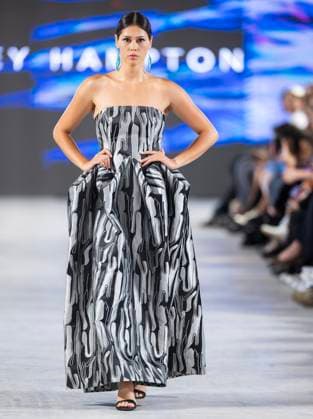 (250530) -- TORONTO, May 30, 2025 -- A model presents a creation at the 2025 Fashion Art Toronto s Fashion Week Spring Summer in Toronto, Canada, on May 29, 2025. Featuring collections from over 40 Canadian designers, the annual fashion show kicked off here on Thursday. (Photo by Xinhua) CANADA-TORONTO-FASHION ART SHOW ZouxZheng 