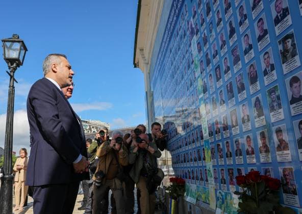 News Themen der Woche KW22 Turkish Foreign Minister Hakan Fidan in Kyiv KYIV, UKRAINE - MAY 30: (----EDITORIAL USE ONLY MANDATORY CREDIT - TURKISH MINISTRY OF FOREIGN AFFAIRS HANDOUT - NO MARKETING NO ADVERTISING CAMPAIGNS - DISTRIBUTED AS A SERVICE TO CLIENTS--) Turkish Foreign Minister Hakan Fidan visits the Wall of Remembrance of the Fallen for Ukraine on Mykhailivska Square in Kyiv, Ukraine on May 30, 2025. Turkish Ministry of Foreign Affairs Handout Anadolu Kiev Ukraine. Editorial use only. Please get in touch for any other usage.  Copyright: x2025xAnadoluxTurkishxMinistryxofxForeignxAffairsx xHandoutx
