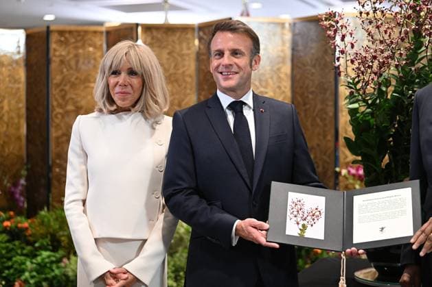News Themen der Woche KW22 President Emmanuel Macron and his wife Brigitte Macron at the welcome ceremony in Singapore President Emmanuel Macron and his wife Brigitte Macron at the welcome ceremony in Singapore on May 30, 2025 Jeanne Accorsini Pool Bestimage France s President Emmanuel Macron and his wife Brigitte Macron pose after an orchid was named after the French couple at the Parliament House in Singapore on May 30, 2025 Singapore Singapore Singapore  Copyright: xJeannexAccorsini Pool BestimagexJeannexAccorsini Pool Bestimagex