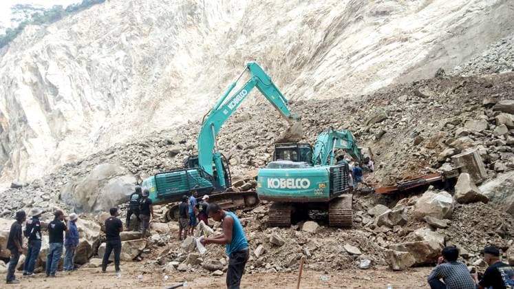 News Themen der Woche KW22 News Bilder des Tages (250530) -- CIREBON, May 30, 2025 -- This photo taken with a mobile phone shows excavators working amid a search and rescue operation at the site of a landslide in Bobos Village, Cirebon, West Java, Indonesia, May 30, 2025. Landslides occurred at a quarry in Indonesia s West Java Province on Friday, leaving at least seven people dead and 12 others injured, with three people missing, a rescuer said. ( Handout via Xinhua) (SpotNews)INDONESIA-CIREBON-LANDSLIDE-RESCUE BPBDxCirebon 