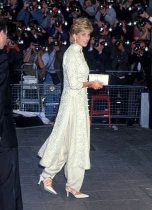HRH, THE PRINCESS DIANA OF WALES The Dorchester Hotel, London, England, 4th July 1996. Lady Di family her royal highness cream beaded tunic asian style dress over pants trousers shoes Ref: CAP PL Phil Loftus London Great Britain Copyright: xPhilxLoftus CapitalxPicturesx