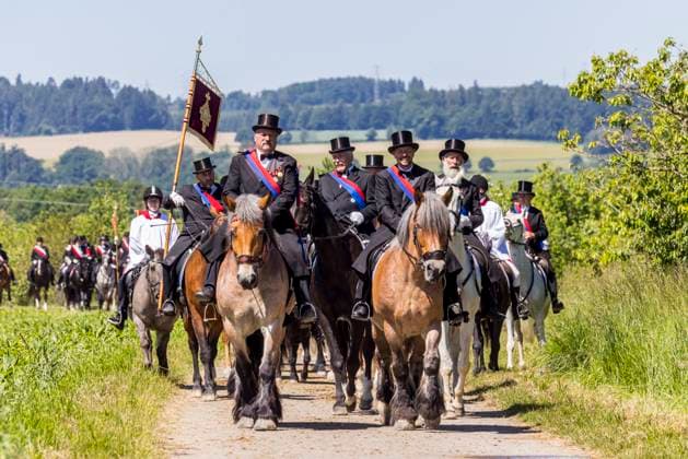 News Themen der Woche KW22 News Bilder des Tages Blutritt Weingarten in Oberschwaben. Rund 1800 Reiter und (seit 2022 auch) Reiterinnen in Frack und Zylinder ziehen zur Verehrung der Heilig-Blut-Reliquie durch Stadt und Flur. Der Blutritt in Weingarten gilt als größte Reiterprozession Europas. 30.05.2025 Weingarten, Baden-Württemberg, Deutschland *** Blood Ride Weingarten in Upper Swabia Around 1800 riders and, since 2022, female riders in tails and top hats parade through the town and fields to venerate the relic of the Holy Blood The Blood Ride in Weingarten is considered the largest equestrian procession in Europe 30 05 2025 Weingarten, Baden Württemberg, Germany