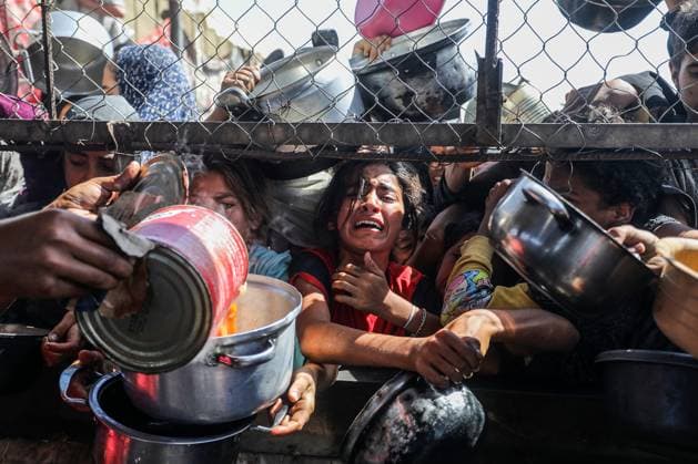 News Themen der Woche KW22 Bilder des Jahres 2025, News 05 Mai News Bilder des Tages Palestinian girls crowd to receive food portions from a charity kitchen in a refugee camp in Khan Younis, southern Gaza Strip, on Friday, May 30, 2025.  GAZ2025053022 AnasxDeeb
