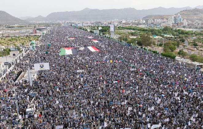 Bilder des Jahres 2025, News 05 Mai News Bilder des Tages Thousands protest in Yemen s Sanaa against Israeli attacks on Gaza SANAA, YEMEN - MAY 30: Yemenis, holding banners and flags, gather at the Sebin Square after Friday prayer to show solidarity with Palestinians and protest Israeli attacks over Gaza on May 30, 2025 in Sanaa, Yemen. Mohammed Hamoud Anadolu Sanaa Yemen. Editorial use only. Please get in touch for any other usage.  Copyright: x2025xAnadoluxMohammedxHamoudx