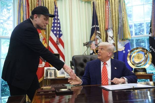 News Themen der Woche KW22 News Bilder des Tages USA, Donald Trump verabschiedet Elon Musk im Weißen Haus in Washington President Donald Trump participates in a press conference with Tesla CEo Elon Musk in the Oval Office of the White House in Washington, DC on Friday, May 30, 2025.  WAX20250530107 FrancisxChung