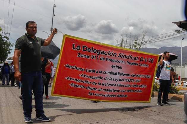 May 30, 2025, Chilpancingo, Guerrero, Mexico: Teachers from the National Workers Coordinator marched in Guerrero as part of their struggle for the repeal of the 2007 ISSSTE law, which affects their labor rights. To date, the Mexican government has not provided a solution to the problem. Chilpancingo Mexico - ZUMAj170 20250530_zip_j170_001 Copyright: xDavidxJuarezx