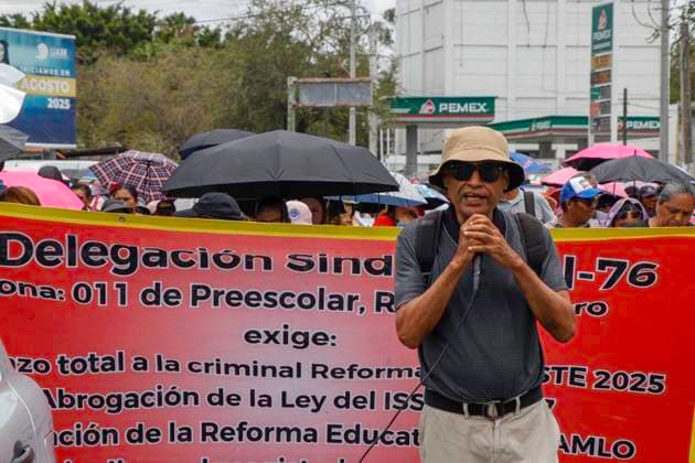 May 30, 2025, Chilpancingo, Guerrero, Mexico: Teachers from the National Workers Coordinator marched in Guerrero as part of their struggle for the repeal of the 2007 ISSSTE law, which affects their labor rights. To date, the Mexican government has not provided a solution to the problem. Chilpancingo Mexico - ZUMAj170 20250530_zip_j170_004 Copyright: xDavidxJuarezx
