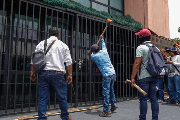May 30, 2025, Chilpancingo, Guerrero, Mexico: Teachers from the National Coordinator of Education Workers (CNTE) in Guerrero stormed the state congress facilities, where they used a sledgehammer to try to open the doors of the empty building. Chilpancingo Mexico - ZUMAj170 20250530_zip_j170_008 Copyright: xDavidxJuarezx