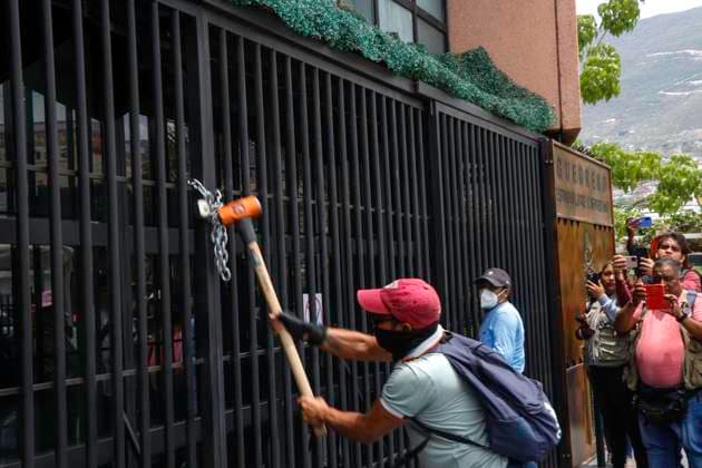 May 30, 2025, Chilpancingo, Guerrero, Mexico: Teachers from the National Coordinator of Education Workers (CNTE) in Guerrero stormed the state congress facilities, where they used a sledgehammer to try to open the doors of the empty building. Chilpancingo Mexico - ZUMAj170 20250530_zip_j170_011 Copyright: xDavidxJuarezx