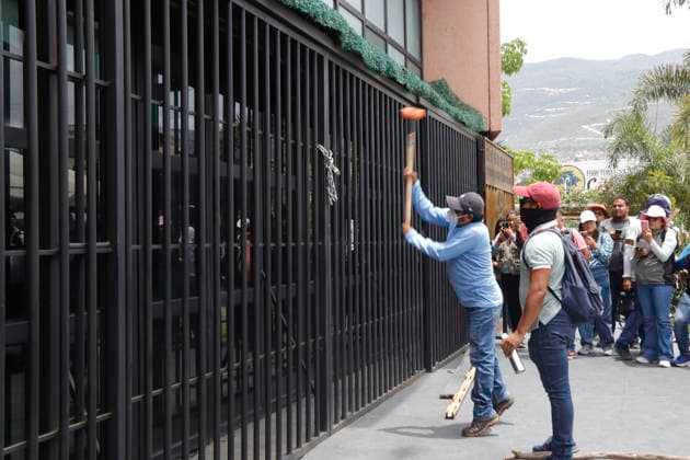 May 30, 2025, Chilpancingo, Guerrero, Mexico: Teachers from the National Coordinator of Education Workers (CNTE) in Guerrero stormed the state congress facilities, where they used a sledgehammer to try to open the doors of the empty building. Chilpancingo Mexico - ZUMAj170 20250530_zip_j170_012 Copyright: xDavidxJuarezx
