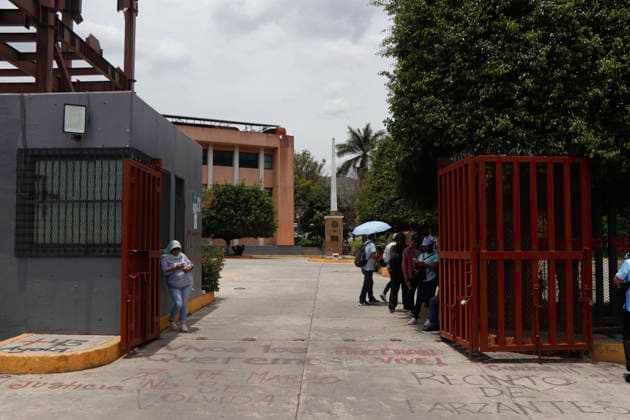 May 30, 2025, Chilpancingo, Guerrero, Mexico: Teachers from the National Coordinator of Education Workers (CNTE) in Guerrero stormed the state congress facilities, where they used a sledgehammer to try to open the doors of the empty building. Chilpancingo Mexico - ZUMAj170 20250530_zip_j170_013 Copyright: xDavidxJuarezx