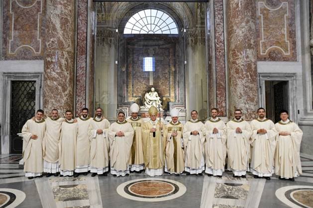 News Themen der Woche KW22 News Bilder des Tages Pope Leo XIV Ordains 11 New Priests - Vatican Pope Leo XIV poses with the new priests in front of Michelangelo’s Pieta after he celebrated Mass for the ordination of 11 new priests for the Diocese of Rome in St. Peter’s Basilica at the Vatican on May 31, 2025. By ordaining the priests of his diocese himself, the new Bishop of Rome renewed a tradition that his predecessor had delegated to his vicar for the diocese of the Italian capital during the last years of his pontificate. Photo by (EV) Vatican Media ABACAPRESS.COM Rome Vatican (or Holy See)  Copyright: xABACAx