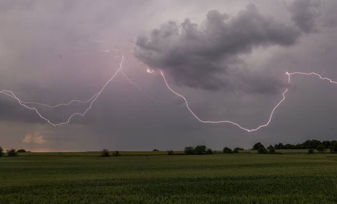 News Themen der Woche KW22 Bilder des Jahres 2025, News 05 Mai News Bilder des Tages Gewitter in Hessen Der Blitz eines Gewitters ist am Nachmittag am Himmel zu sehen. Für Teile von Hessen hatte der Deutsche Wetterdienst ein Unwetterwarnung vor schweren Gewittern herausgegeben., Oberursel Hessen Deutschland *** Thunderstorm in Hesse The lightning of a thunderstorm can be seen in the sky this afternoon The German Weather Service had issued a severe thunderstorm warning for parts of Hesse , Oberursel Hesse Germany