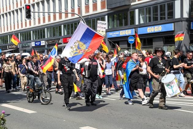 News Themen der Woche KW22 News Bilder des Tages Demonstrationen in der Innenstadt von Münster. Demonstrationszug auf der Bahnhofstraße Es fand ein Demonstrationszug des Bündnisses Gemeinsam für Deutschland statt. Angemeldet war die Demo mit 1000 Teilnehmern, gekommen waren aber nur rund 100, so die offizielle Angabe der Polizei. Zu den Gegendemoi waren mehr als 2.000 Menschen gekommen. Das Münsteraner Bündnis Keinen Meter den Nazis und der Integrationsrat hatten zu insgesamt fünf Gegendemos aufgerufen. Münster, Nordrhein-Westfalen, DEU, Deutschland, 31.05.2025 *** Demonstrations in the city center of Münster Demonstration procession on Bahnhofstraße A demonstration by the Gemeinsam für Deutschland alliance took place The demonstration was registered with 1000 partic